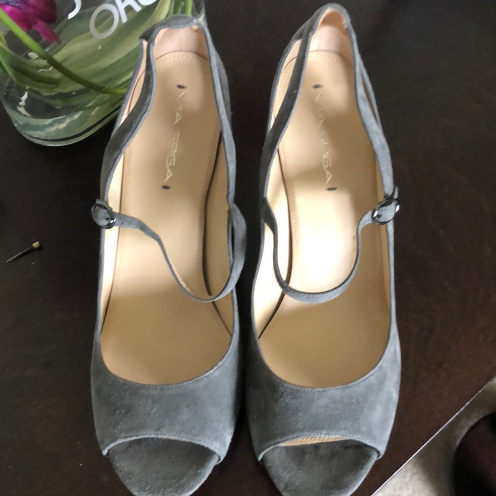 Via Spiga grey suede toe out shoes